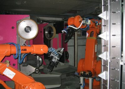 brazos robóticos funcionando en la industria metálica