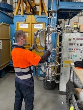 trabajadores2 profesionales de remapu justando una maquina